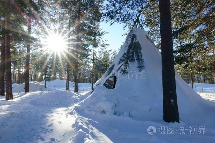 冬极地的森林风景和爱斯基摩人帐篷和太阳.