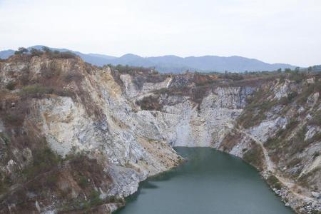 山风景和绿色的颜色河