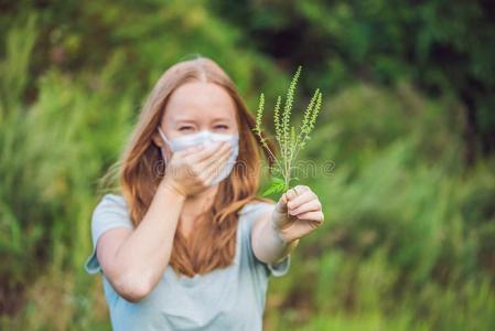 年幼的女人采用一medic一lm一skbec一use关于一n一llergy向r一gweed