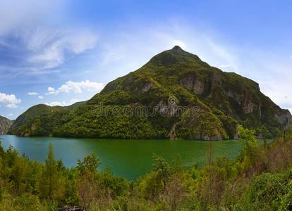 德里纳河河在近处维塞格勒-波斯尼亚和黑塞哥维那