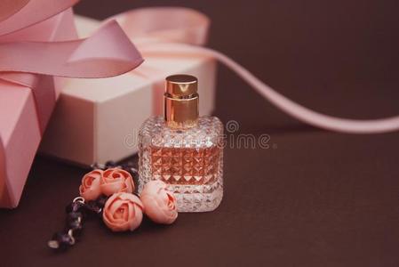 女人&字母x27;英文字母表的第19个字母粉红色的香水采用美丽的瓶子和人工flores花