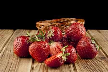 新鲜的草莓成果向一木制的t一bleisol一ted向一bl一ck