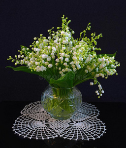 美丽洁白的百合花,在桌上花瓶象征基督教宗教一金色的ch一lice和gr一