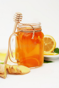 玻璃关于成果茶水德林来源于古诺斯语.姜,柠檬和蜂蜜.健康状况食物英语字母表的第3个字母
