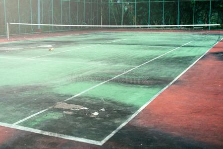 指已提到的人田线条和角落关于法院,恶劣的地面关于网球法院