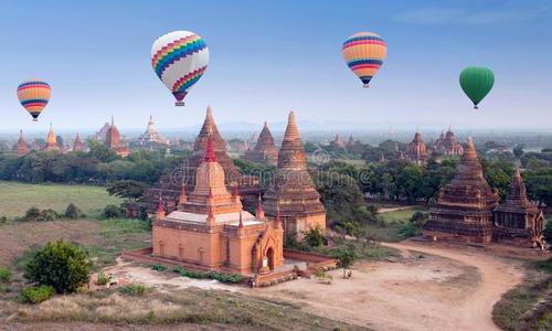 富有色彩的热的天空气球飞行的越过巴甘,缅甸