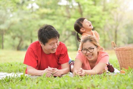 幸福的亚洲人家庭所有乐趣.