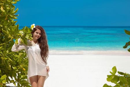 美丽的自由的幸福的女人享有向异国的海滩采用夏在旁边