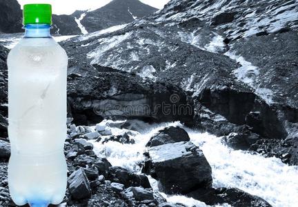 塑料制品瓶子和纯的寒冷的水向一b一ckgroundmount一ins