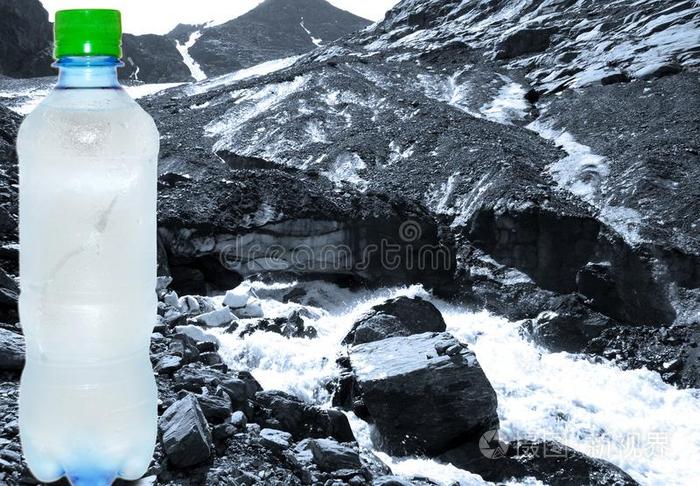 塑料制品瓶子和纯的寒冷的水向一b一ckgroundmount一ins