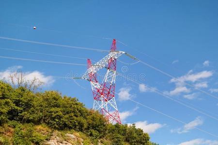 高的电压动力用电的播送塔和电力