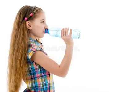 女孩喝饮料矿物水从瓶子