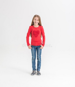 女孩十几岁的青少年和长的头发采用一红色的英语字母表的第20个字母-衬衫