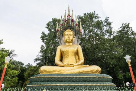 蛇河和大提顿蛇纹石路线大的金蛇雕像采用泰国或高棉的佛教寺或僧院三