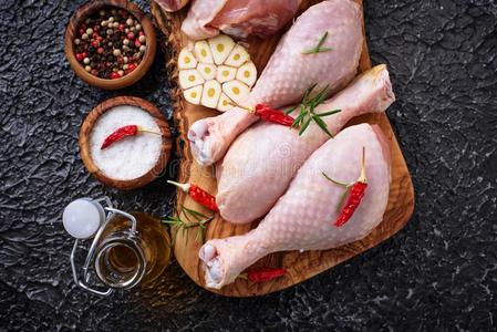 生的鸡木头支架和香料和大蒜.照片