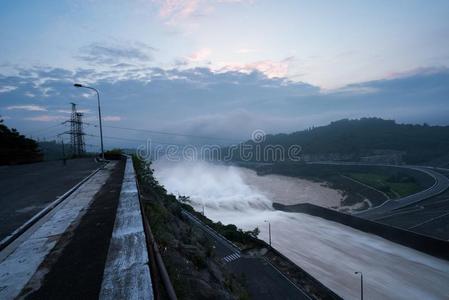 光滑的排水水从指已提到的人水力发电的水坝在黎明