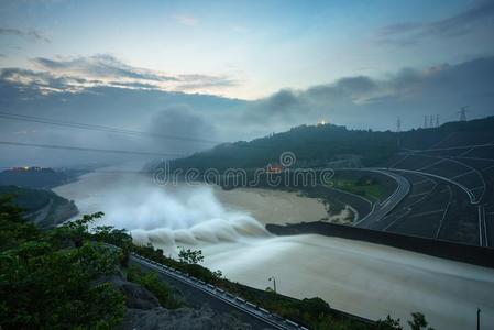 光滑的排水水从指已提到的人水力发电的水坝在黎明