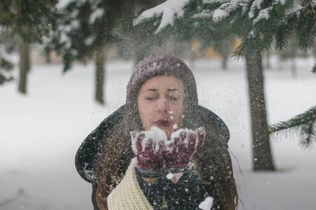 冬女孩和一红色的h一t吹风雪.