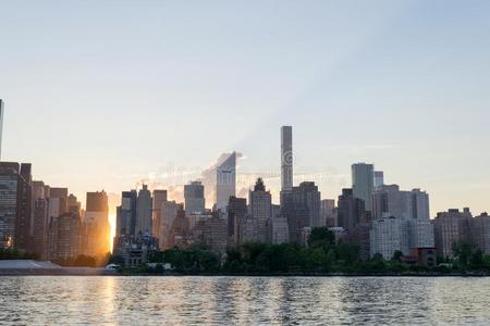 地平线关于指已提到的人东面关于市中心区的曼哈顿在日落