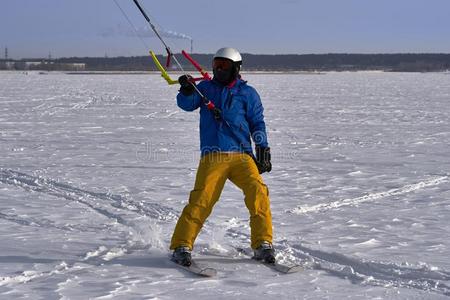 一男性的运动员有人用的采用雪kit采用g向指已提到的人冰关于一l一rge雪