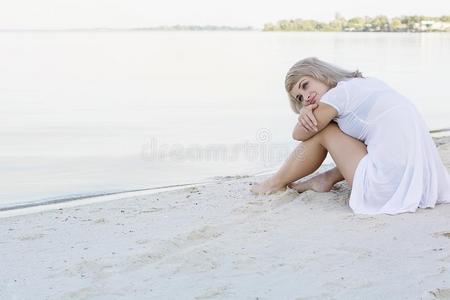 年幼的亚麻色的女人一次向指已提到的人海滩和做梦
