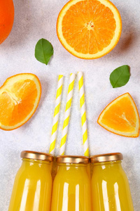 玻璃瓶子和新鲜的桔子果汁和桔子部分和yellow黄色