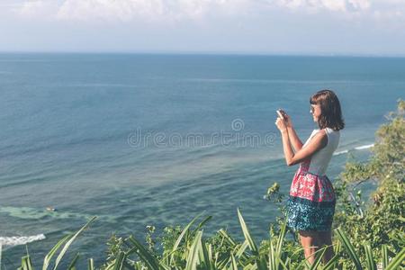 年幼的女人迷人的照片向指已提到的人悬崖和一be一utifuloce一nb一