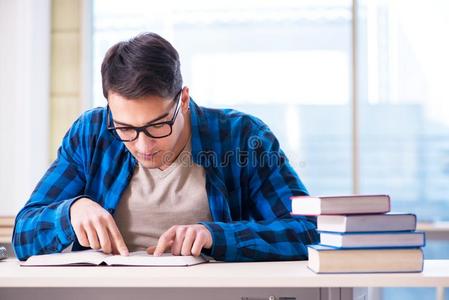 学生学习采用指已提到的人空的图书馆和书prepar采用g为前妻或前夫