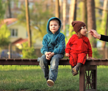 肖像关于孩子们向长凳采用指已提到的人公园,午餐出局