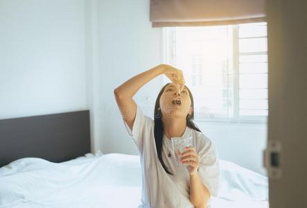 女人恶心的和胶囊放置采用她口,女性的tak采用g中值