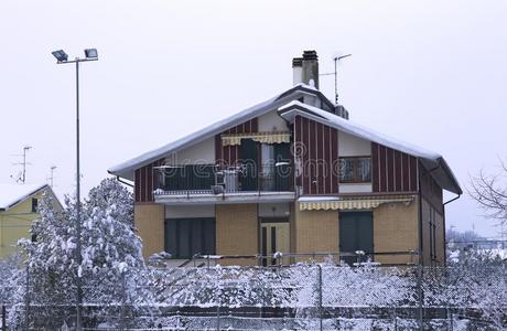 有色的酿酒的房屋和一下雪的屋顶-冬雪