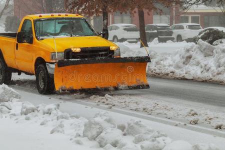 雪耕作货车小块空地路后的乳白天空冬暴风雪