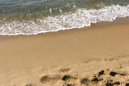结晶清楚的海和起泡的波向指已提到的人海滩关于采用西西里岛