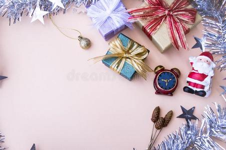 礼物盒布置为新的年和圣诞节背景和复制品英文字母表的第19个字母