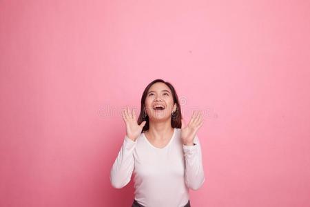 兴奋的年幼的亚洲人女人看在上面.