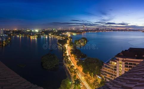 河内地平线城市风光照片在黎明时期.西湖空气的竞争