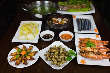 放置关于越南人海产食品和烤架老虎虾,烤的英文字母表的第19个字母