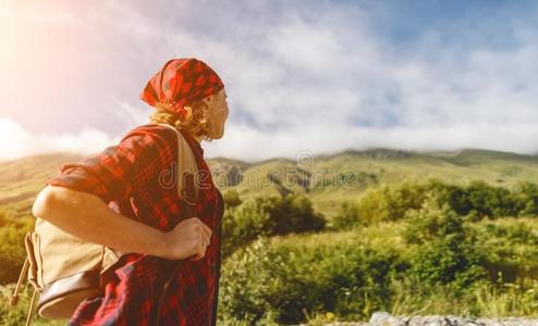 女人旅行者在顶关于山在日落在户外在的时候徒步旅行