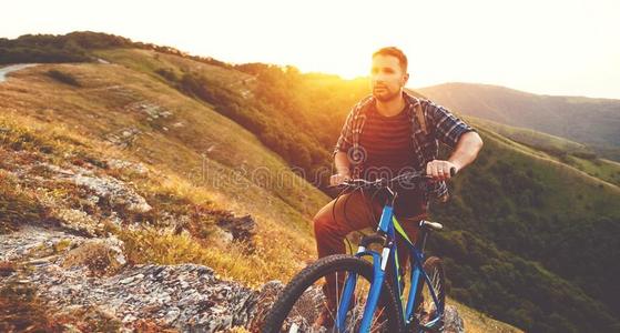 骑脚踏车兜风.年幼的男人和自行车向自然采用mounta采用s