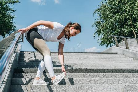 和煦的：照到阳光的夏一天.年幼的女人做伸练习户外的