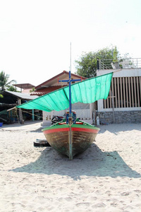 木制的捕鱼小船向指已提到的人海滩