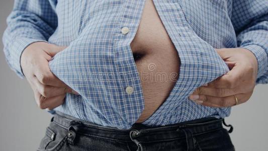 超重的男人特写镜头关于肚子日常饮食观念.鱼眼石肚子closure关闭
