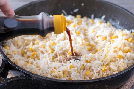准备关于喝醉了的稻和鸡蛋采用fry采用g平底锅