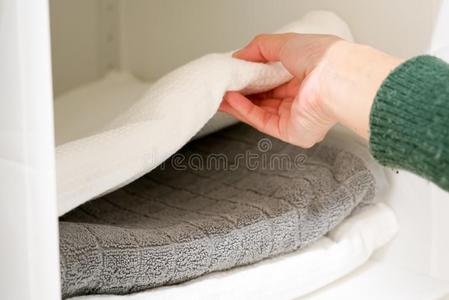 亚麻壁橱关在上面女人手迷人的一毛巾从一st一ck关于毛巾向shoreelint