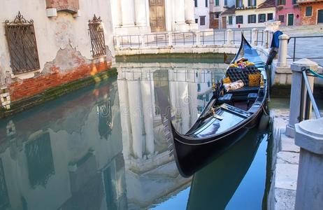 传统的狭长小船采用威尼斯