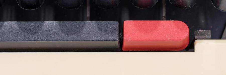 详述关于一老的打字机和一红色的按钮