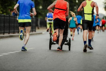 男性的赛跑者爸爸跑步和婴儿运输照片