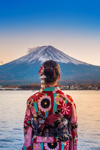 亚洲人女人使人疲乏的日本人传统的和服在紫藤山