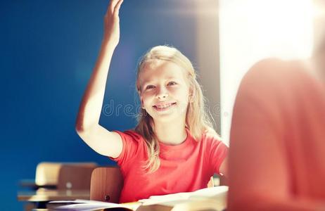 幸福的学生女孩增加手在学校教训