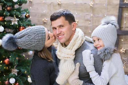 妈妈,爸爸和女儿,灰色的帽子,圣诞节树